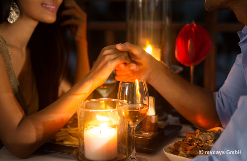 Köln Tipps für hungrige Verliebte: den Liebsten einfach mal mit einem Candle-Light-Dinner überraschen.
