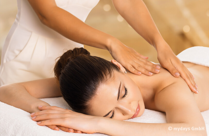 Sich bei einer verspannungslösenden Massage zu entspannen, ist ein weiterer empfehlenswerter Tipp der Top Köln Tipps.