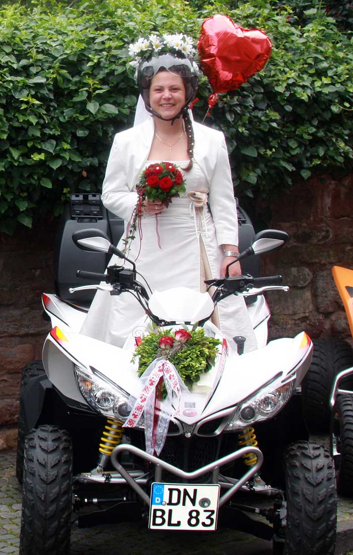 Betttina mit ihrem Hochzeitskleid auf der Quad Hochzeit