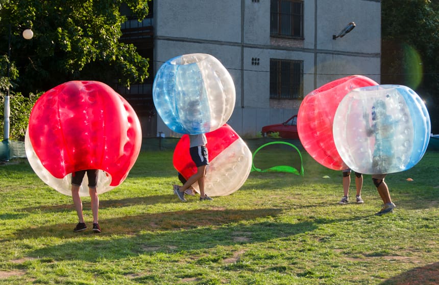 Eine Gruppe von Menschen spielt Bubble Soccer