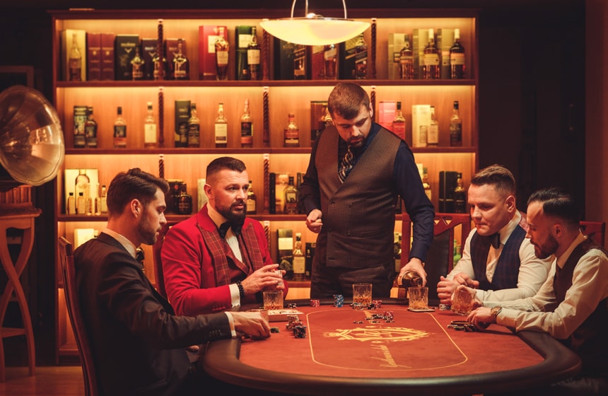 Ideen für den Junggesellenabschied: Männer bei einem Pokerabend