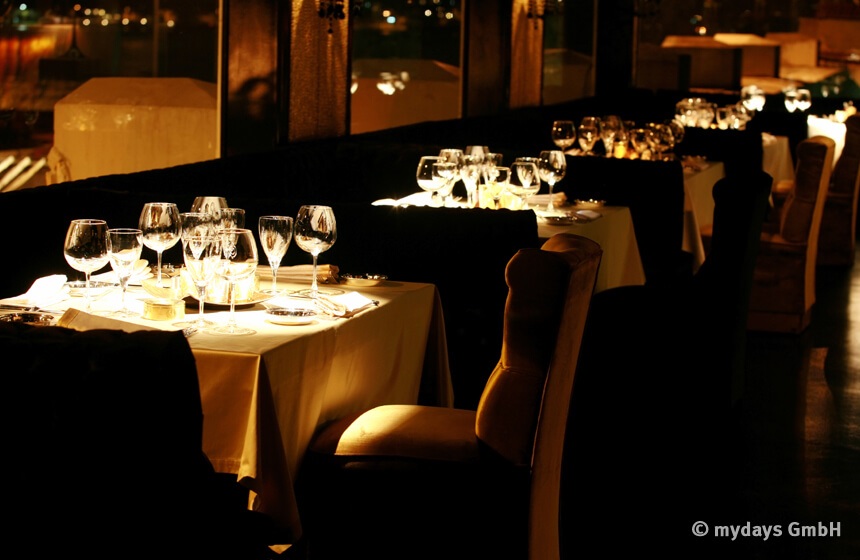 Dinner in the Dark Restaurant im dunklen mit schwachem Licht
