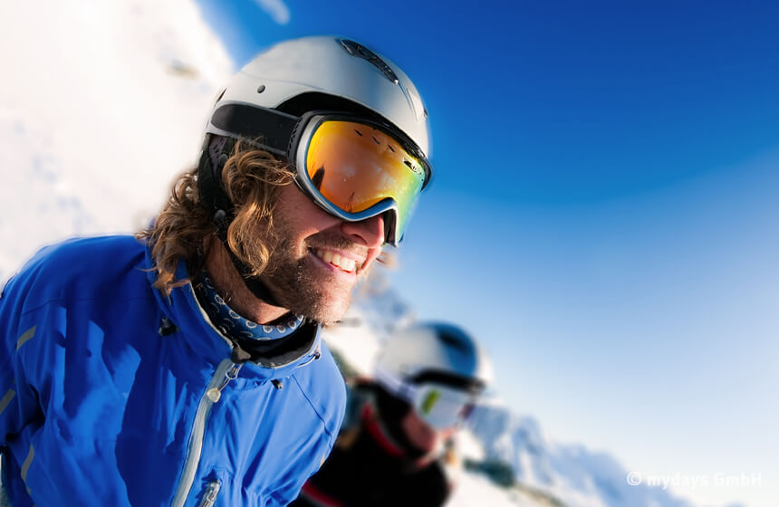 Skiwochenende Tipps - Verspiegelte Skibrillen eignen sich perfekt für sonniges Wetter.