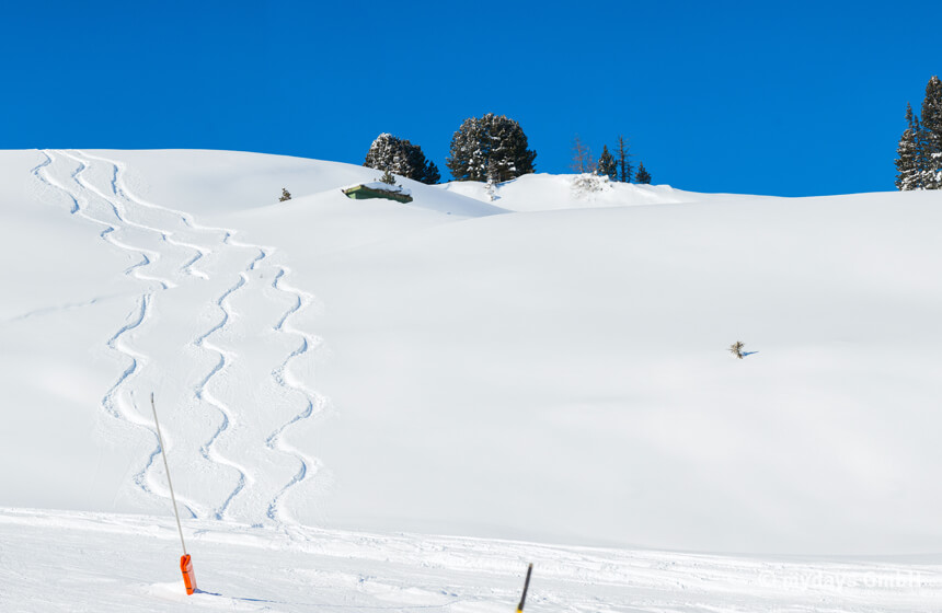 Skiwochenende Tipps - verlockend für jeden Wintersportler: die ersten Spuren im Tiefschnee. 