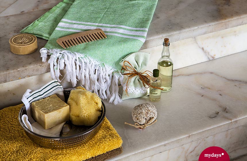 Hama Handtuch, Seife und Öle auf Marmorboden