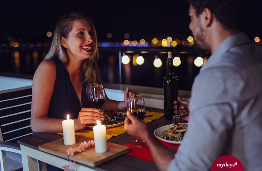 Paar hat ein Candle Light Dinner auf einer Terrasse