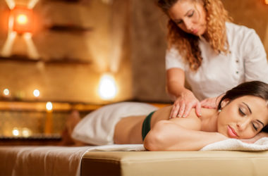 Frau entspannt bei Massage