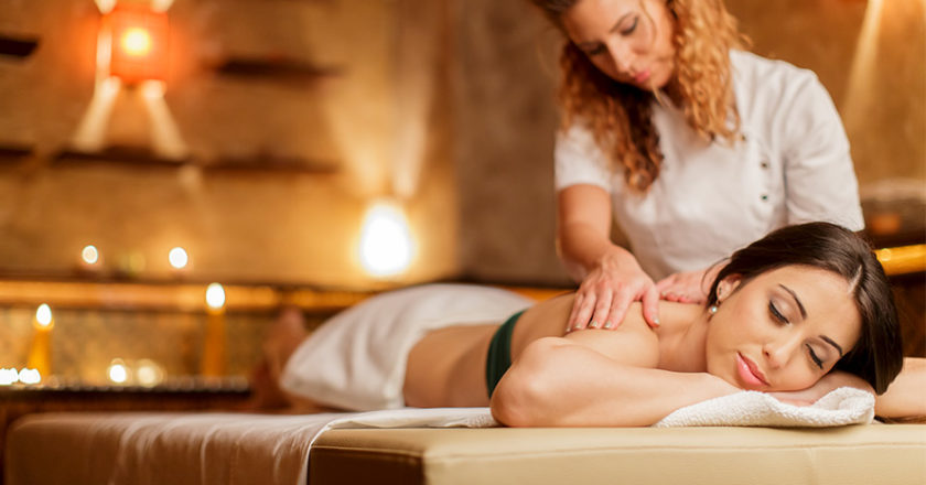 Frau entspannt bei Massage