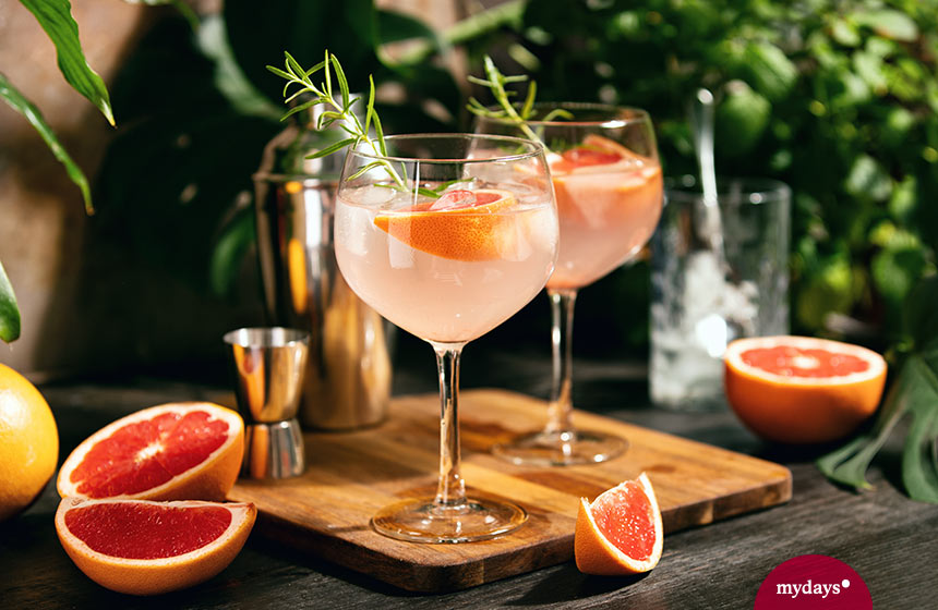 Leckerer Grapefruit-Cocktail im Glas mit Rosmarin