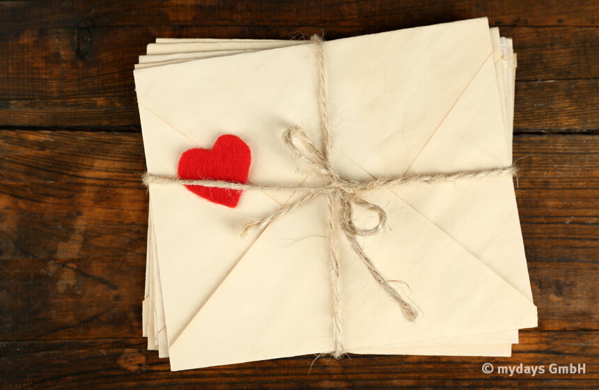 Ein Stapel Liebesbriefe als Valentinstagsüberraschung 