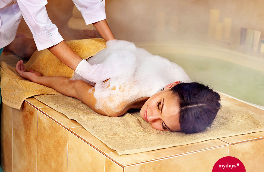Frau bekommt Seifenschaum Massage im Hamam