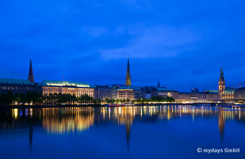 Sich das Hamburger Panorama bei Nacht anzusehen, ist einer unserer Top Hamburg Tipps.