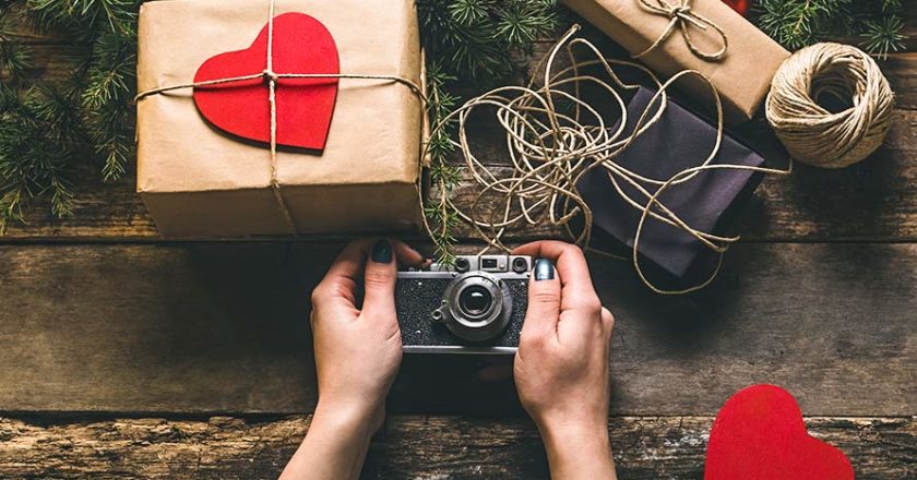 Kamera mit Weihnachtsgeschenken