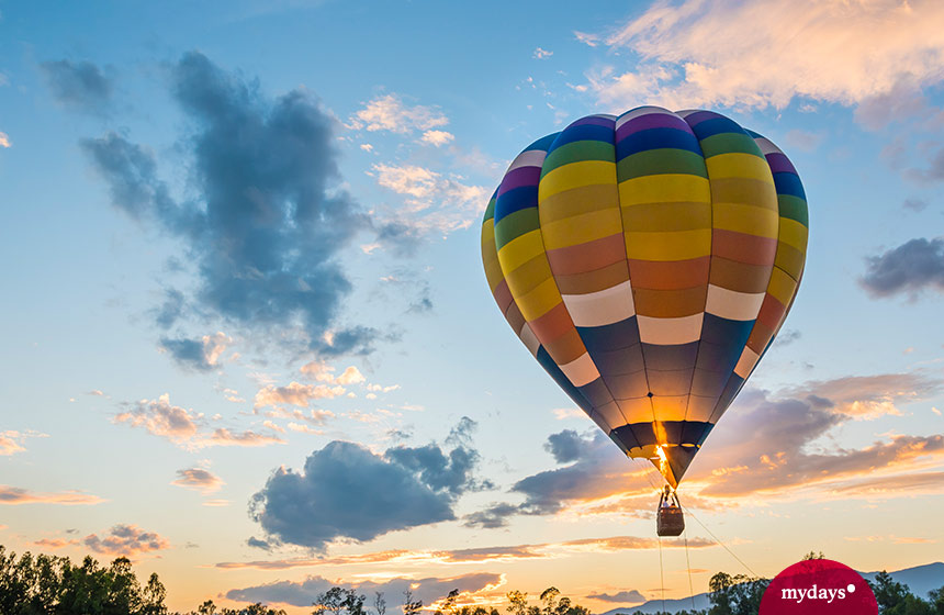 Entspannung schenken mit einer idyllischen Fahrt im Heißluftballon.