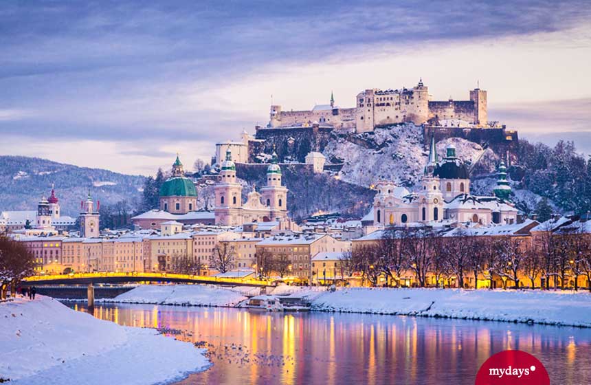 Die Stadt Salzburg mit Weihnachtsmarkt im Winter 