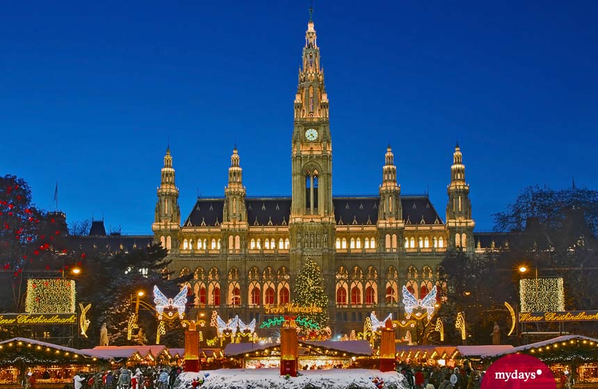 das beleuchtete Wiener Rathaus mit Weihnachtsbuden