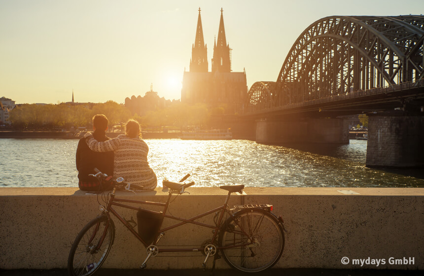 Gemeinsam eine neue Stadt entdecken, wie beispielsweise Köln mit der Hohenzollernbrücke und dem Kölner Dom. Ein wunderbares Geschenk für den Geburtstag im Januar.