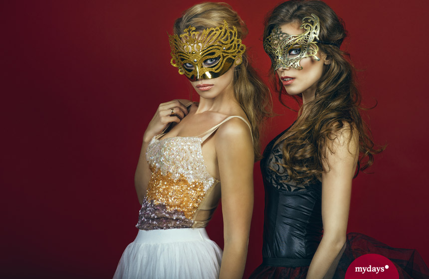Freundinnen mit venezianischen Masken