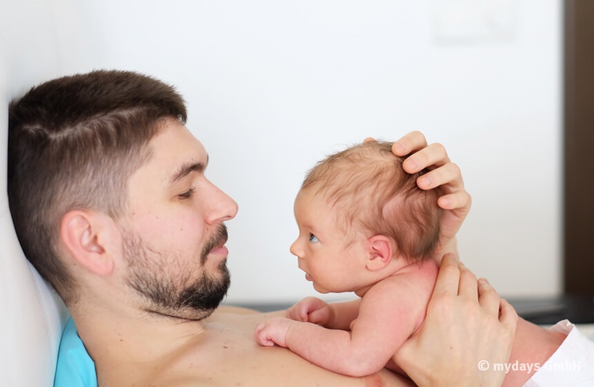 Ein Brief an Papa: Papa und sein neugeborenes Baby