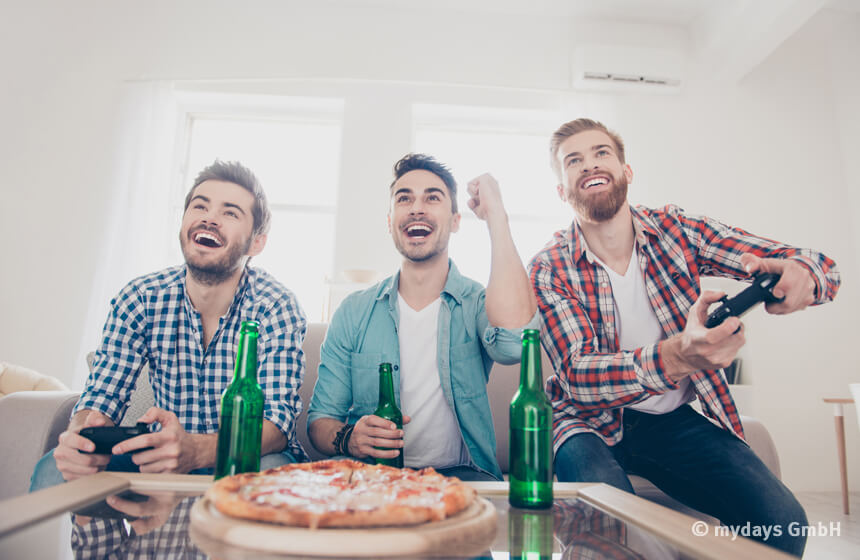 Ein Gaming Abend als Männerabend mit den Freunden, Bier und Pizza