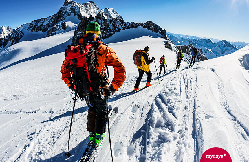 Sportler bei einer Ski Tour durch die Berge