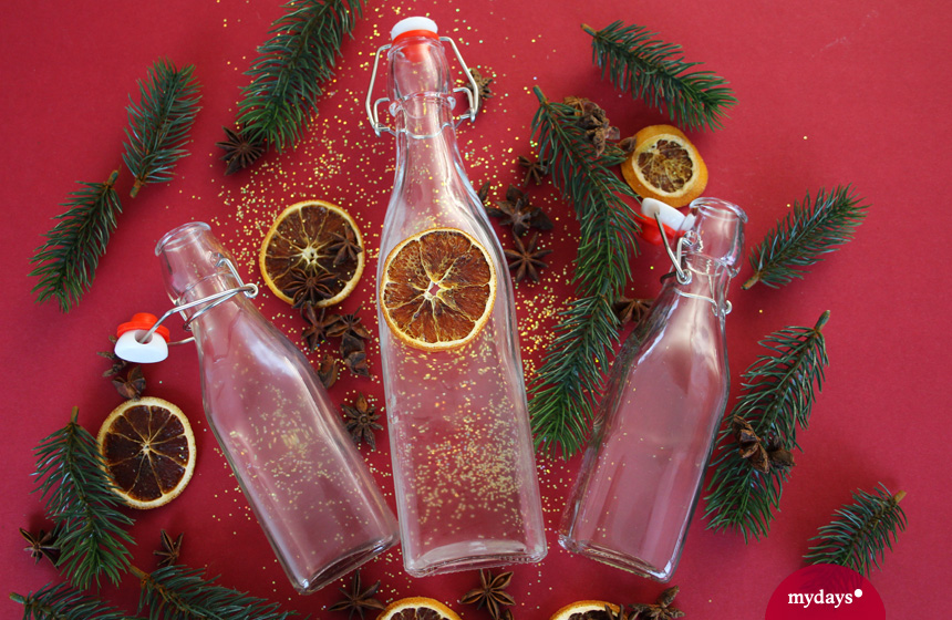 Weihnachtsliköre selber machen, Tannenzweige, Flaschen, Orangen