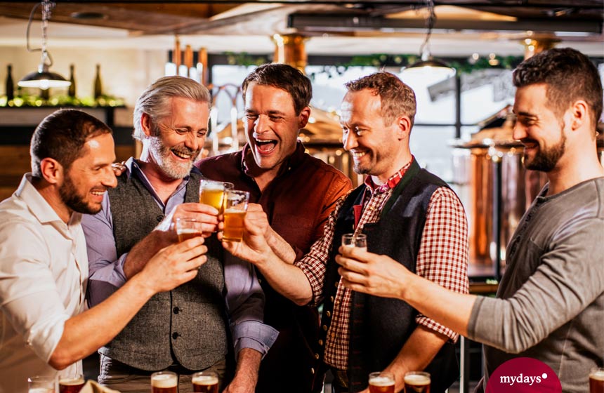 Männer bei Bierverkostung