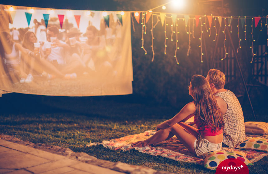 Paar macht Outdoor-Kino im Garten