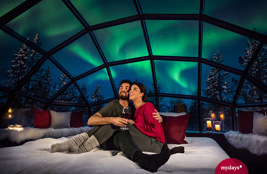 Paar im Glasiglu in Lappland