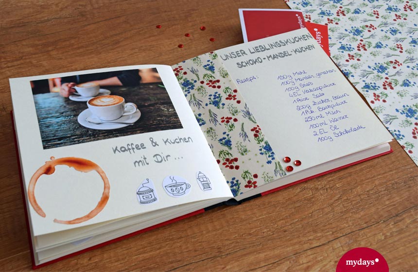 Erinnerungsbuch mit Fotos von Kaffee und Kuchen