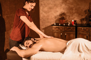 Mann entspannt bei Massage