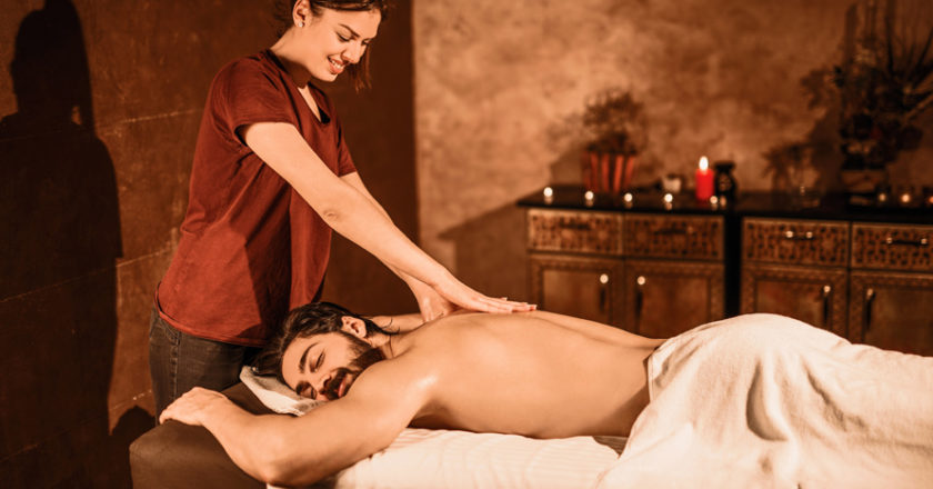 Mann entspannt bei Massage
