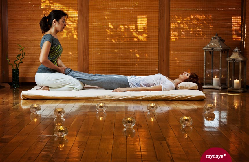 Zwei Frauen bei einer Massage