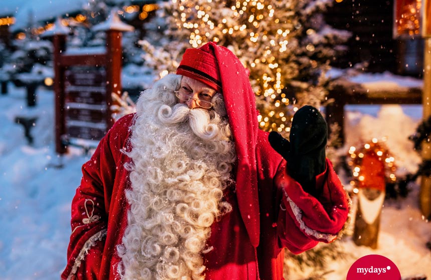 Weihnachtsmann mit langem weißen Bart und roter Mütze