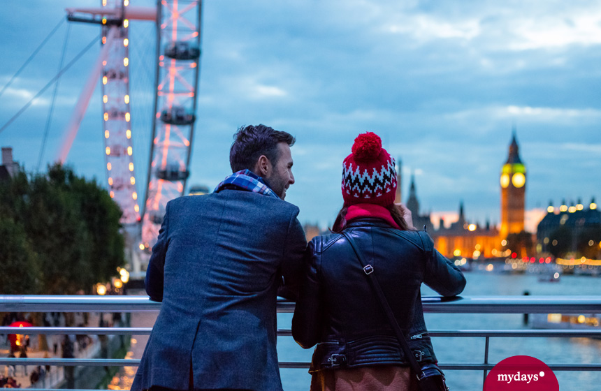 Städtereisen im Winter, Paar schaut auf das London Eye und den Big Ben