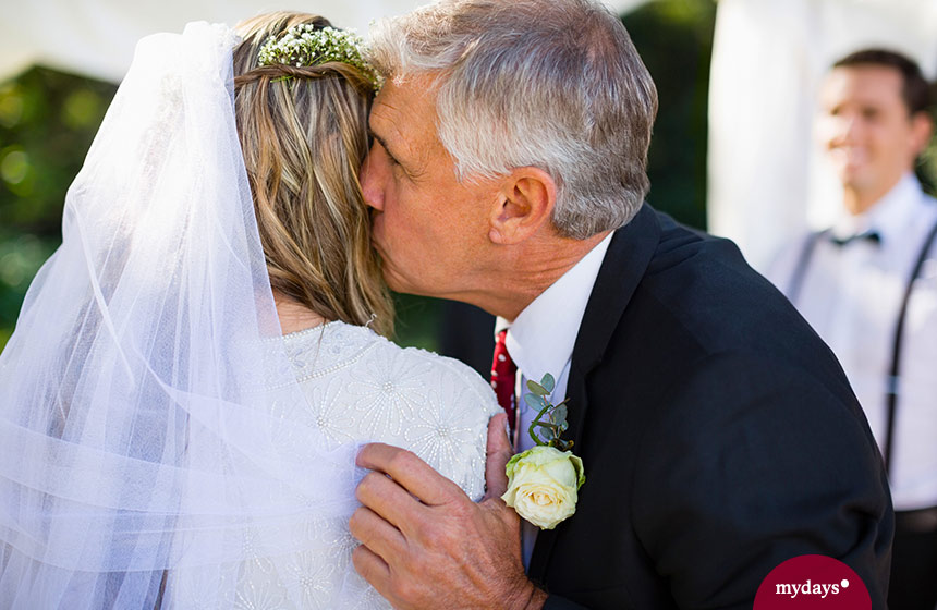 Brautvater küsst seine Tochter.
